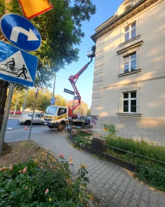 czyszczenie rynien przy pomocy podnosnikow koszowych